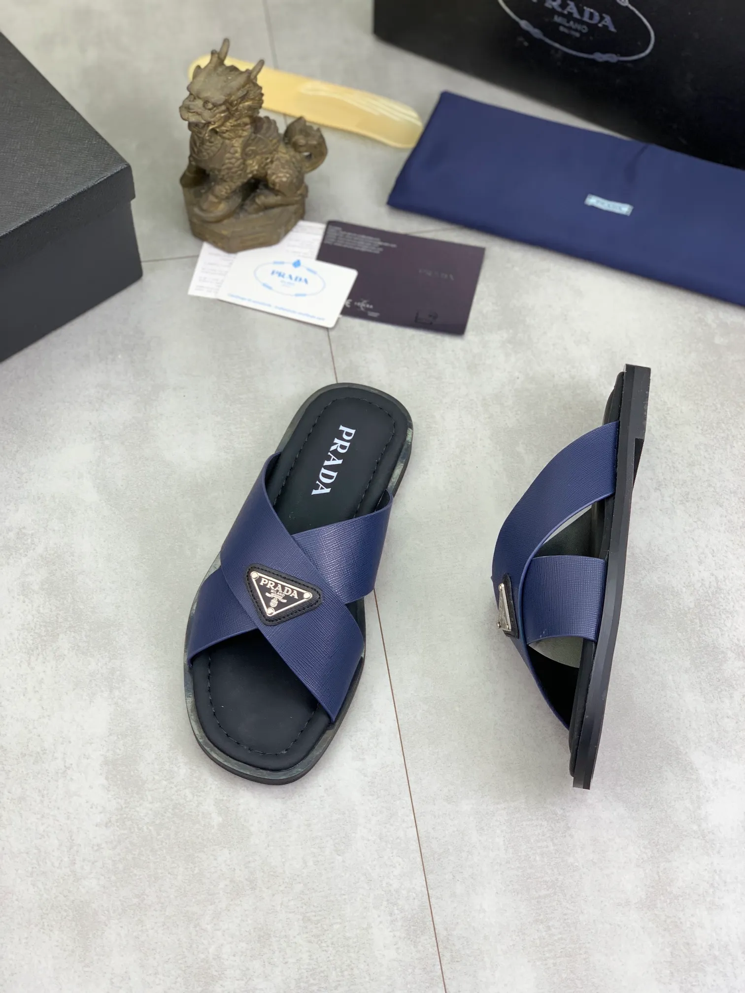 Men's shoes 💰P300💰【New style】🎁🎁🎁 PRADA Prada's new casual slippers, original official website 1:1, perfect workmanship, transmitting a kind of noble luxury, sublimating its definition of luxury in Prada's high-end extraordinary craftsmanship. Original combination outsole, code number: 38-44 (45 customized) 4️⃣colors🉑️ to choose from